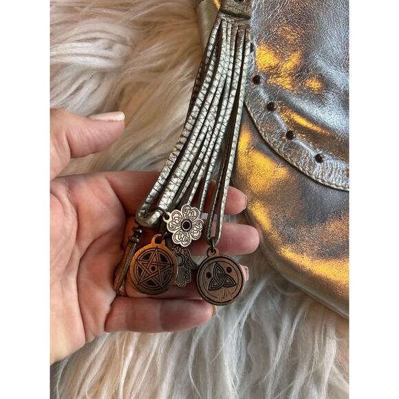 Velez Women's Weare Leather Gold Glitter Evening Tasseled Crossbody‎ Handbag - Picture 3 of 12